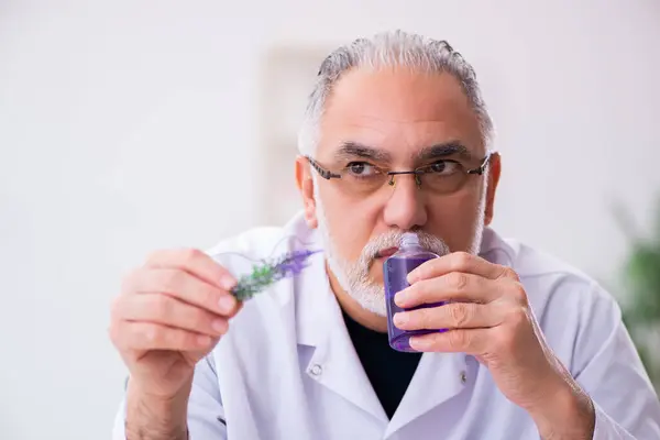 Viejo químico probando jabón en el laboratorio — Foto de Stock