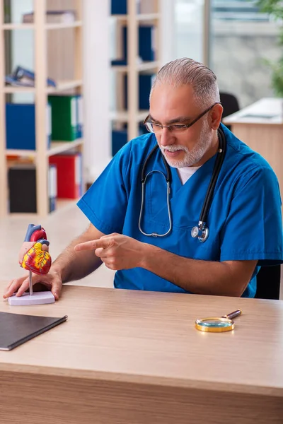 Alter Arzt Kardiologe arbeitet in der Klinik — Stockfoto