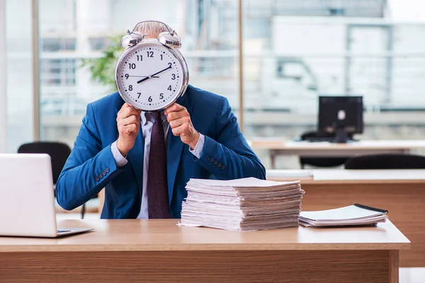 Oude mannelijke baas werknemer in time management concept — Stockfoto