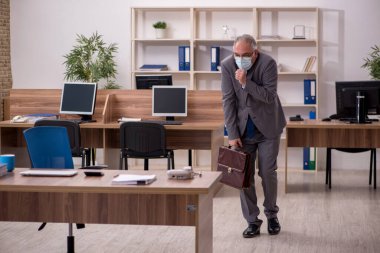 Coronavirus kapalı oturan yaşlı işadamı enfekte