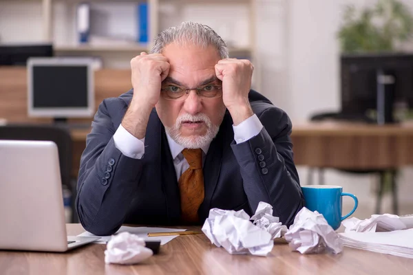 Alter männlicher Mitarbeiter im Papier-Recycling-Konzept — Stockfoto