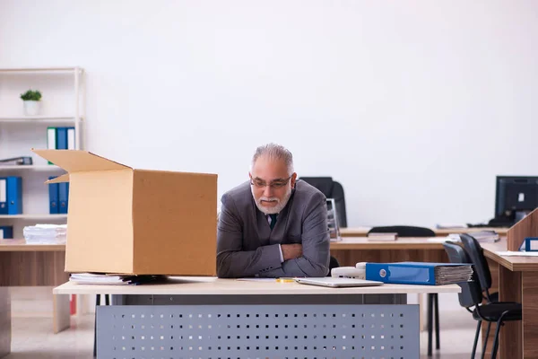 Ancien employé masculin licencié de son travail — Photo