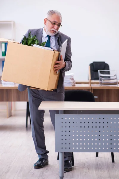 Velho empregado masculino sendo demitido de seu trabalho — Fotografia de Stock