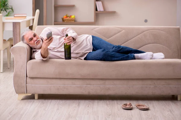 Alter Mann trinkt zu Hause Alkohol — Stockfoto