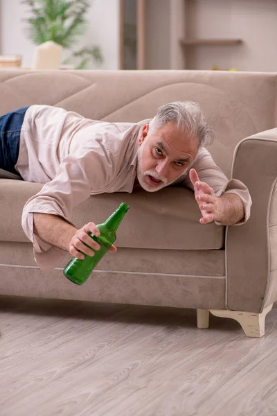 Old man drinking alcohol at home — Stock Photo, Image