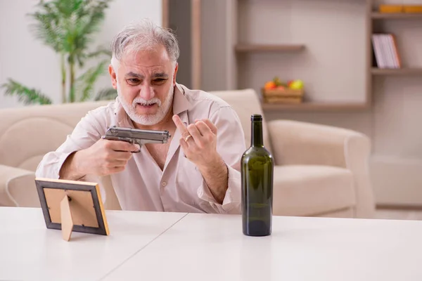 Velho viúvo alcoólico do sexo masculino cometendo suicídio em casa — Fotografia de Stock