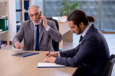 İki işadamı iş projesini tartışıyor