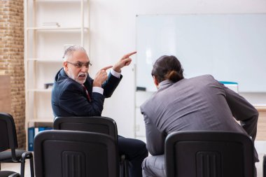 Sınıfta salgın konseptinde iki işadamı var.
