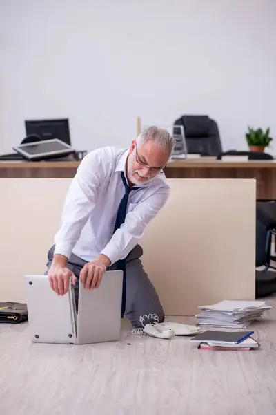 Ancien homme d'affaires employé dans le concept de faillite dans le bureau — Photo
