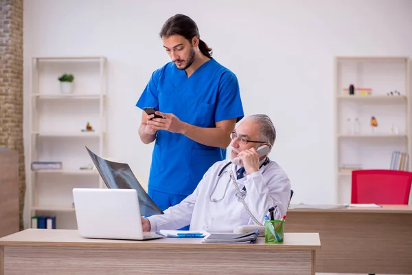 Два врача работают в клинике — стоковое фото