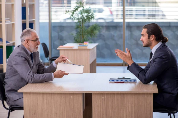 Two businessmen discussing business project — Stock Photo, Image