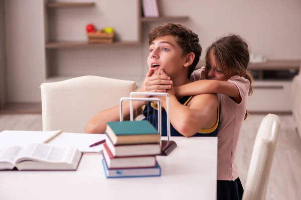 Schulkind und seine kleine Schwester bleiben während der Pandemie zu Hause — Stockfoto