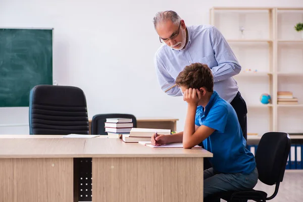 Vieux professeur et écolier dans la salle de classe — Photo