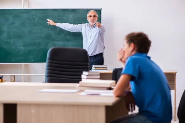 Velho professor e estudante na sala de aula — Fotografia de Stock