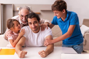 Salgın sırasında evde üç nesil