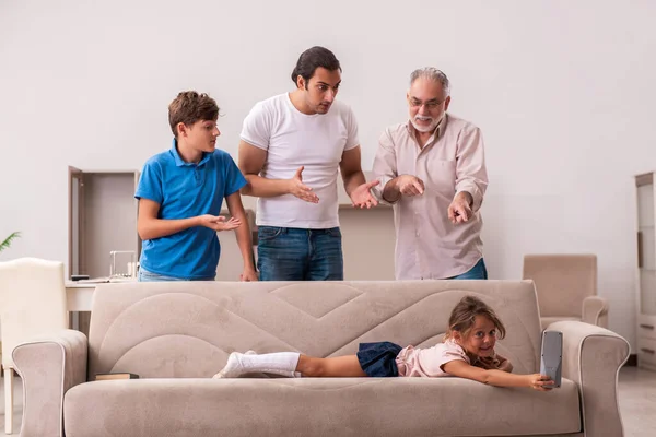 Tres generaciones en casa durante la pandemia — Foto de Stock