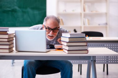 Tele-eğitim konseptinde eski erkek öğrenci