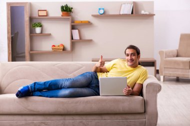 Genç adam tele çalışma konseptinde serbest çalışan bir öğrenci.