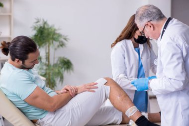 Hastanede yaralı genç bir adam var.