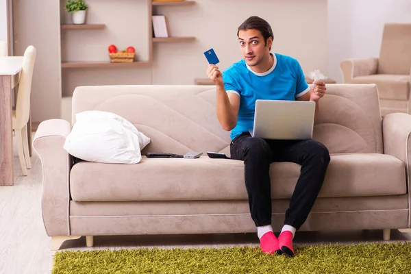 Desporto aposta viciado jovem apostando em casa — Fotografia de Stock