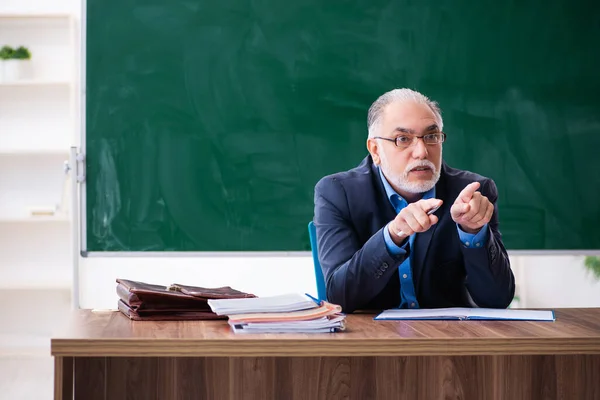 Velho professor de matemática masculino na sala de aula — Fotografia de Stock
