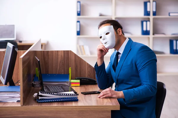 Jovem funcionário do sexo masculino usando máscara no escritório — Fotografia de Stock