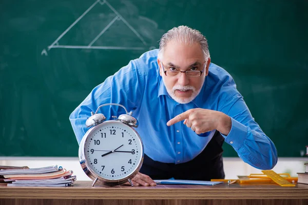 Старий вчитель математики в концепції управління часом — стокове фото