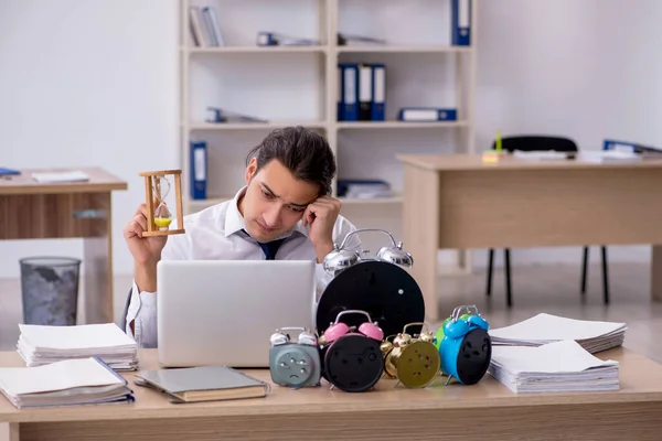 Junge männliche Mitarbeiter haben Angst vor Fristversäumnis am Arbeitsplatz — Stockfoto