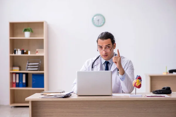 Jovem médico cardiologista professor trabalhando na clínica — Fotografia de Stock