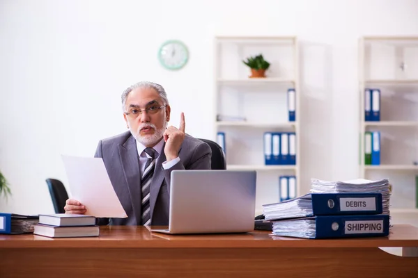 Stary mężczyzna biznesmen pracownik czytanie umowy w biurze — Zdjęcie stockowe
