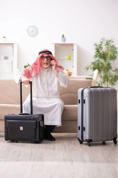 Vecchio uomo d'affari arabo che si prepara per il viaggio d'affari — Foto Stock