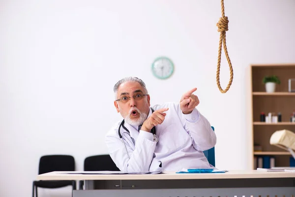 Viejo médico suicidándose en el lugar de trabajo —  Fotos de Stock