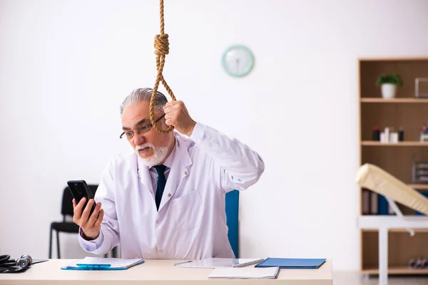 Öreg férfi orvos, aki munkahelyi öngyilkosságot követ el — Stock Fotó