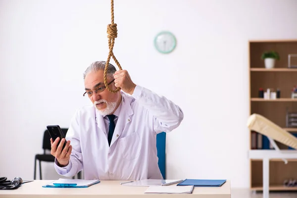 Velho médico cometendo suicídio no local de trabalho — Fotografia de Stock