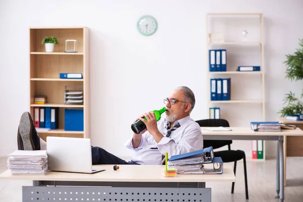 Viejo empleado que bebe alcohol en la oficina —  Fotos de Stock