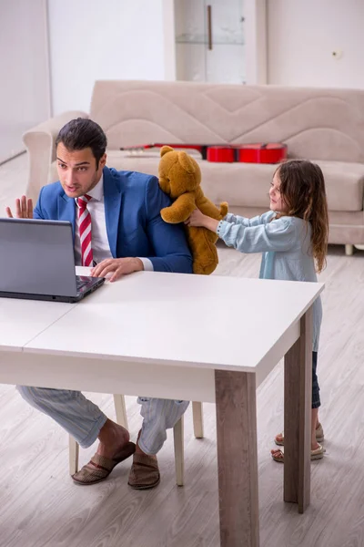 Ragazza fastidioso giovane padre durante il lavoro da casa in pandemi — Foto Stock