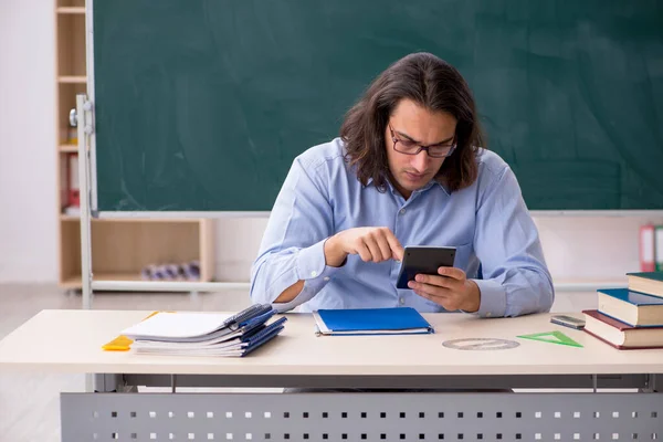 Joven profesor masculino delante de la pizarra verde — Foto de Stock