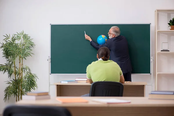 Profesor de geografía envejecido y estudiante masculino en el aula —  Fotos de Stock