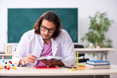 Sınıftaki genç erkek fizikçi.