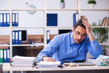 Bütçe planlama konseptinde genç bir muhasebeci.