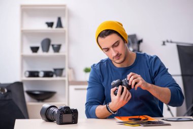 Stüdyoda çalışan genç bir fotoğrafçı.