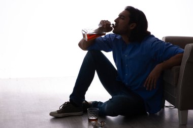 Genç adam alkolizmden muzdarip.