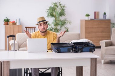 Tekerlekli sandalyedeki genç adam evden ayrılmaya hazırlanıyor.