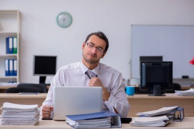 Genç bir erkek işçi aşırı işten memnun değil.