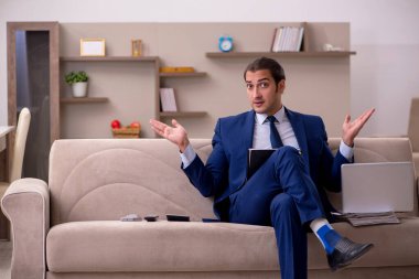 Salgın konsepti için evden çalışan genç erkek çalışanlar.