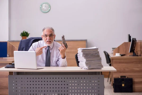 Alte männliche Mitarbeiter verzweifeln an exzessiver Arbeit im Off — Stockfoto