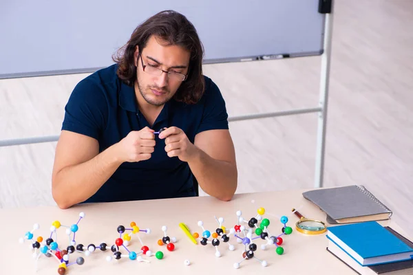 Jovem cientista sentado na sala de aula — Fotografia de Stock