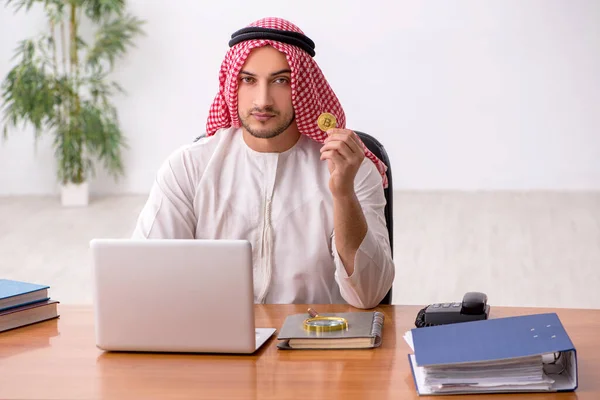 Jeune employé arabe de sexe masculin travaillant au bureau — Photo