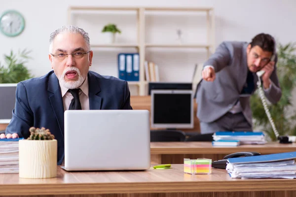 Zwei Mitarbeiter im Pandemiekonzept am Arbeitsplatz — Stockfoto