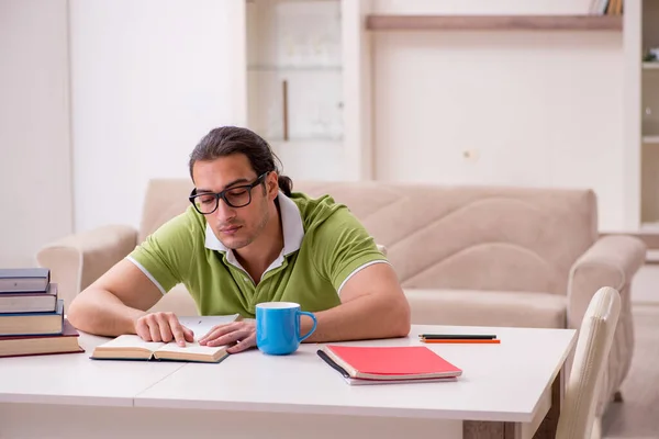 Giovane studente maschio preparazione per gli esami a casa — Foto Stock